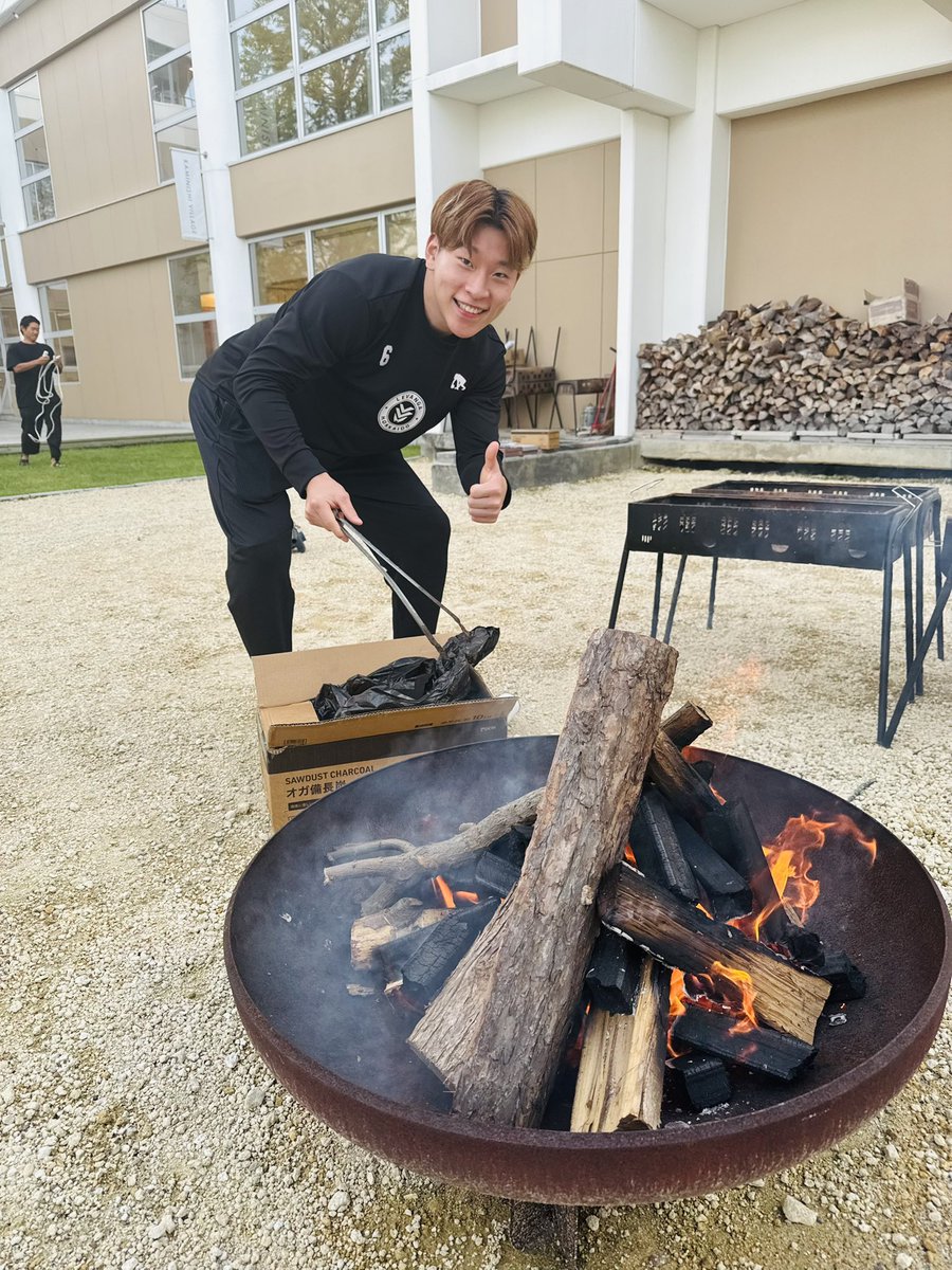 levangakousiki's tweet photo. レバブーの皆さまへ。

#菊地広人 選手、元気です👍

チームみんなでBBQをするために、元気に火をおこしていました。

#レバンガ北海道 https://t.co/GctH06uEPj