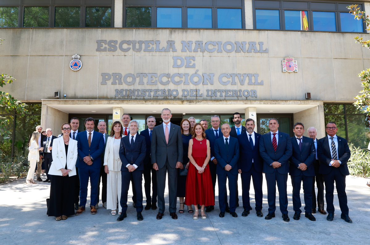 CasaReal's tweet photo. Tras el acto de apertura del curso 2026-2027 de la Escuela Nacional de Protección Civil, el Rey ha visitado las nuevas instalaciones tras la reciente rehabilitación, así como los diferentes espacios en los que los diferentes colectivos profesionales de la Protección Civil realizan sus entrenamientos.

➡️https://t.co/ceJcQnN5Ji
