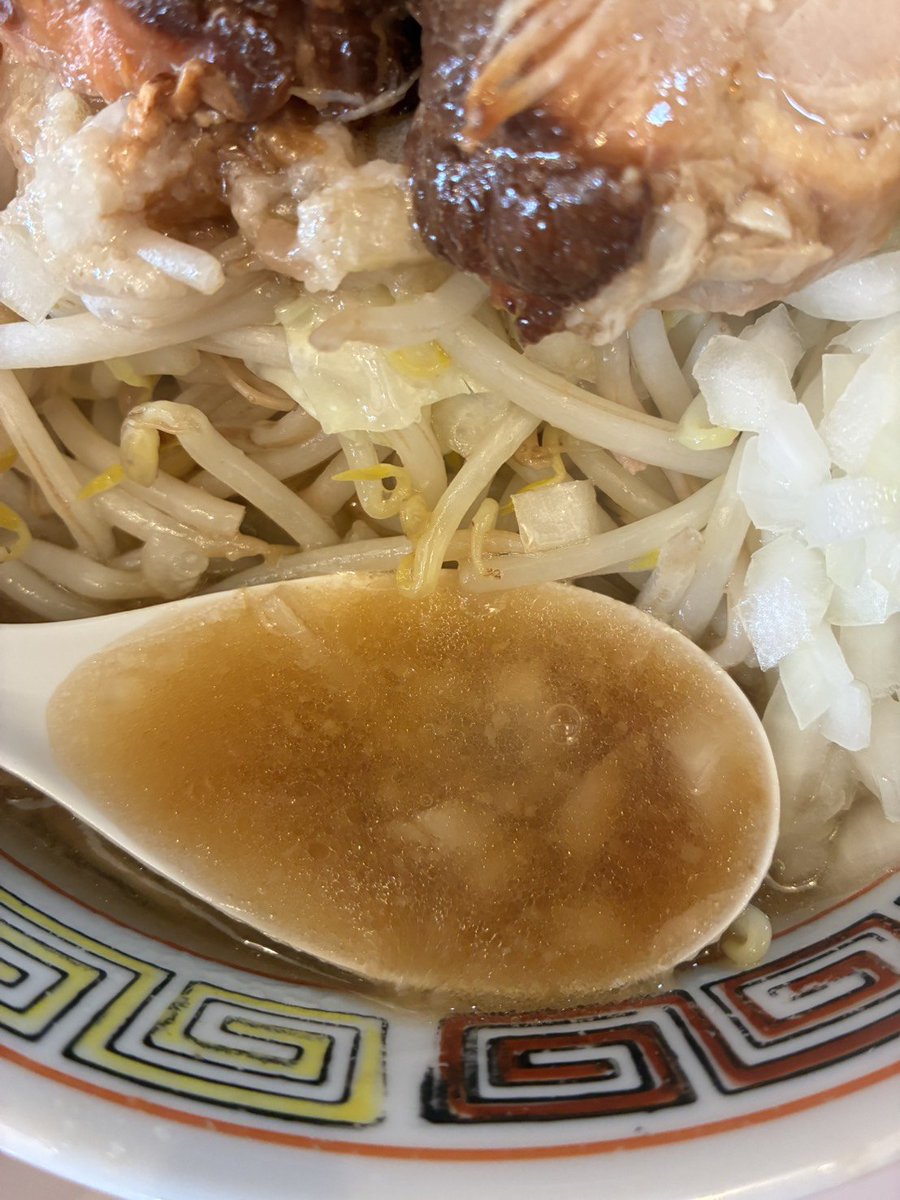 isshinchan123's tweet photo. ラーメン金剛
群馬県太田市
醤油ラーメン タマネギマシ
びっくりするくらい、どえらい硬さの麺👺💥
茹で時間もかなり短く、体感で3分程度、提供も早い😂
ぼっそぼその麺をガシガシ喰らう😇 https://t.co/Eb3V2pBOKy