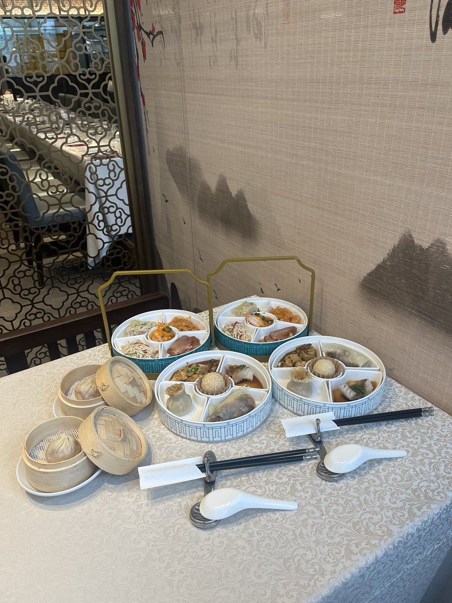 mdn_ic's tweet photo. 大袈裟かもしれないけど踊り子アクスタのためだけに食べに行きましたいい加減にしてー😭🤚🏻 https://t.co/pmmhnJsaqV
