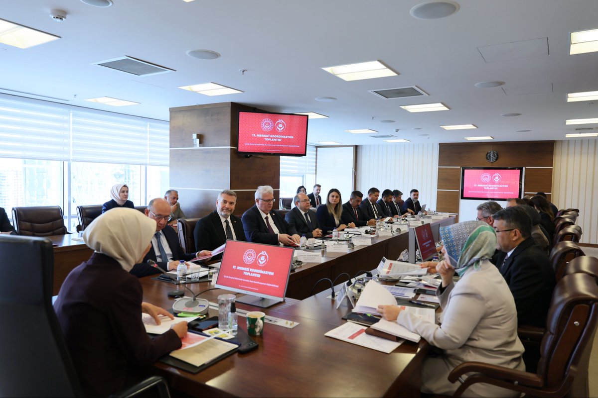 MahinurOzdemir's tweet photo. İlgili kurumlarımız ve değerli mesai arkadaşlarımızla birlikte 17. Merkezi Koordinasyon Toplantımızı gerçekleştirdik.

Çocuk odaklı sosyal politikalarımızı, koruyucu ve önleyici mekanizmalarımızı, kurumlar arası iş birliklerimizi değerlendirdik.

Evlatlarımızın mutluluğunu ve üstün yararını her şeyin üzerinde tutmaya, yarınlarımızı güçlendirmek için kararlılıkla çalışmaya devam edeceğiz.
