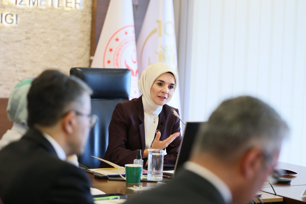 MahinurOzdemir's tweet photo. İlgili kurumlarımız ve değerli mesai arkadaşlarımızla birlikte 17. Merkezi Koordinasyon Toplantımızı gerçekleştirdik.

Çocuk odaklı sosyal politikalarımızı, koruyucu ve önleyici mekanizmalarımızı, kurumlar arası iş birliklerimizi değerlendirdik.

Evlatlarımızın mutluluğunu ve üstün yararını her şeyin üzerinde tutmaya, yarınlarımızı güçlendirmek için kararlılıkla çalışmaya devam edeceğiz.