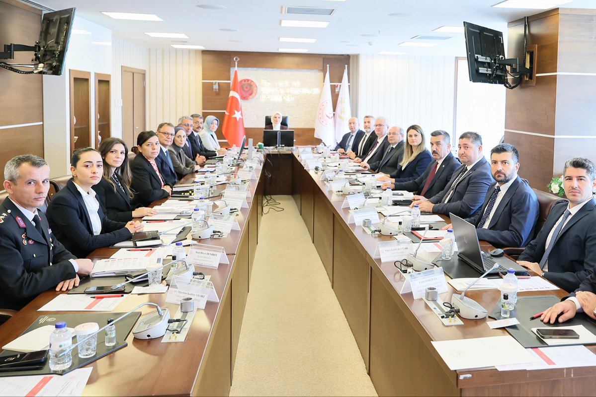 MahinurOzdemir's tweet photo. İlgili kurumlarımız ve değerli mesai arkadaşlarımızla birlikte 17. Merkezi Koordinasyon Toplantımızı gerçekleştirdik.

Çocuk odaklı sosyal politikalarımızı, koruyucu ve önleyici mekanizmalarımızı, kurumlar arası iş birliklerimizi değerlendirdik.

Evlatlarımızın mutluluğunu ve üstün yararını her şeyin üzerinde tutmaya, yarınlarımızı güçlendirmek için kararlılıkla çalışmaya devam edeceğiz.