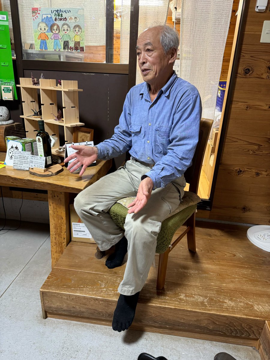 ochafarm's tweet photo. 👨🙌👨‍🦰
10年以上前、杉本園に住み込みで働いてくれたお兄さんが凱旋来店！うれしいね〜

現在は県外の大きなお茶屋さんで元気にもりもり働いており、静岡県で研修があった為職場の方々を連れて遊びに来てくれました☺️
ｺｿｺｿ…みんな…杉本園へ…来ないか……？(公の引き抜き)

現在のお茶の様子や、杉本園の話をしたり聞いてもらったりな時間でした。

杉本園一同、とくに父芳樹が喜んでおります。また来てね！

#無農薬 #オーガニック #緑茶 #ほうじ茶 #紅茶