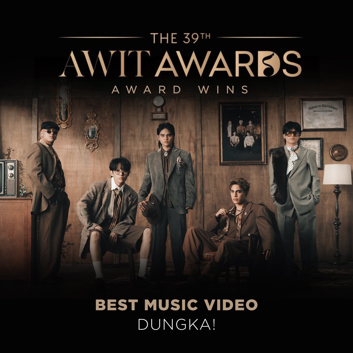 1zentertainment's tweet photo. "DUNGKA!" wins Best Music Video at the 39th Awit Awards, recognized for its distinct visual identity and compelling interpretation of the song.

#1ZEntertainment #SB19 #39thAwitAwards https://t.co/zpGVCzfRCt