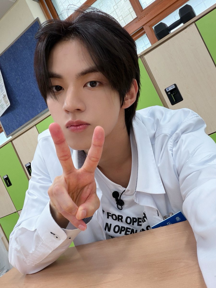 TWS_PLEDIS's tweet photo. 나랑 PC방 갈 사람?🙋

#TWS #투어스 #247WithUs
#TWS_CLUB #투어스클럽
#사이고등학교 https://t.co/l7V542mIPm