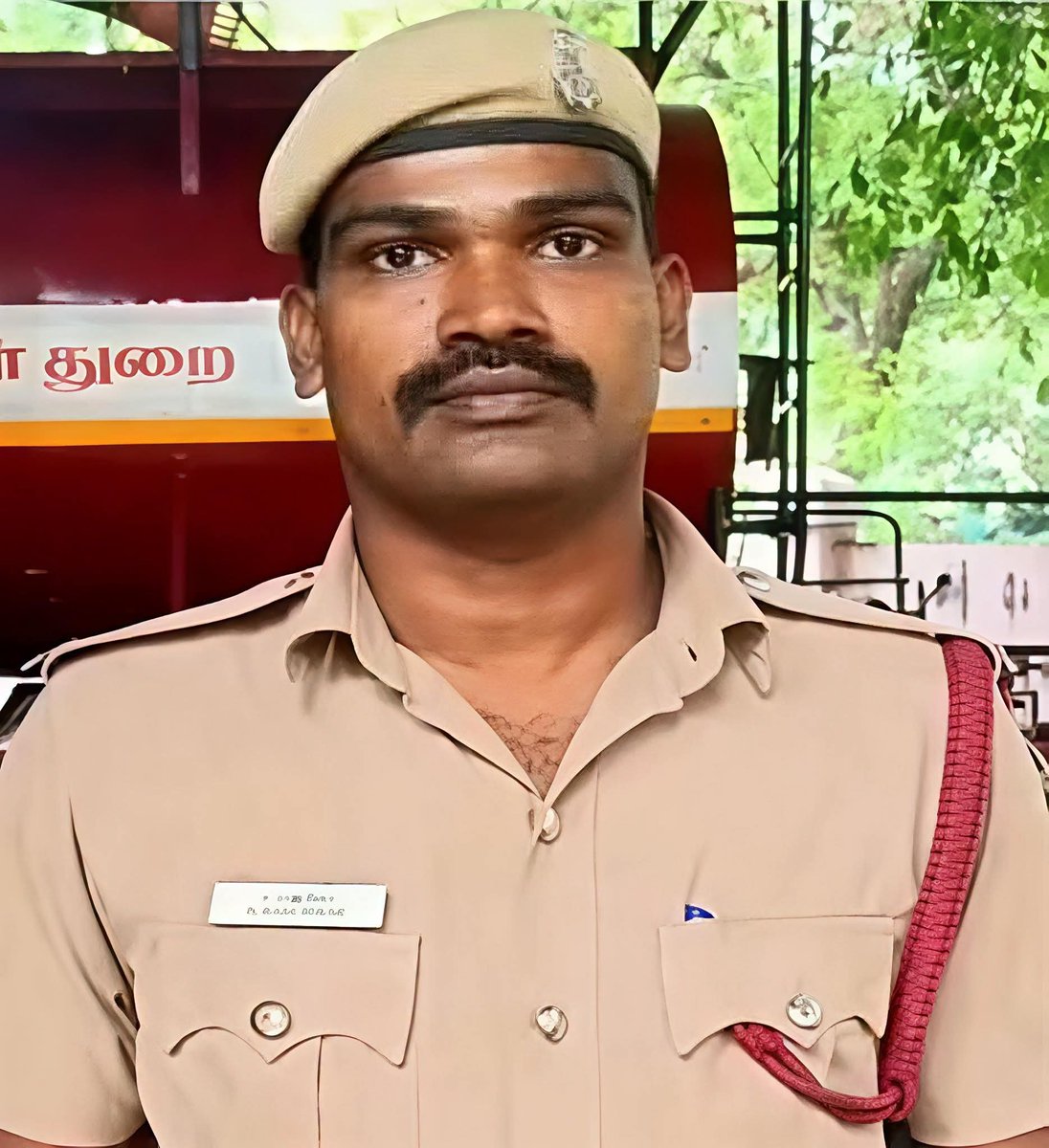 sureshkalipandi's tweet photo. நாகர்கோவில் லெமூரியா கடற்கரையில் 19.05.2026 அன்று விளையாடிக் கொண்டிருந்த கணபதிபுரத்தைச் சேர்ந்த இரு குழந்தைகள் ராட்சத கடல் அலையில் அடித்துச் செல்லப்பட்டு, அதில் 9 வயதுடைய வைஷ்ணவி என்ற சிறுமியை மட்டும் பொதுமக்கள் காப்பாற்றிய நிலையில், 9 வயதுடைய சிறுவன் சைலேஷ் கடலுக்குள் சுமார் 100 மீட்டர் தொலைவில் உயிருக்குப் போராடிக் கொண்டிருந்த நிலையில்   நாகர்கோவில் தீயணைப்பு மற்றும் மீட்புப் பணிகள் நிலையத்தைச் சேர்ந்த தீயணைப்பு ஓட்டுநர்  ஆர்.ராஜசேகர்  கடலில் நீந்தி சென்று அச்சிறுவனை மீட்டார். இவரின் துணிச்சல் மற்றும் அர்ப்பணிப்பு செயலை பாராட்டி இவருக்கு "தமிழக முதலமைச்சரின் தீயணைப்பு பணிக்கான அண்ணா வீரதீர பதக்கம்" வழங்கிட தமிழ்நாடு முதலமைச்சர் ஆணையிட்டுள்ளார்.
