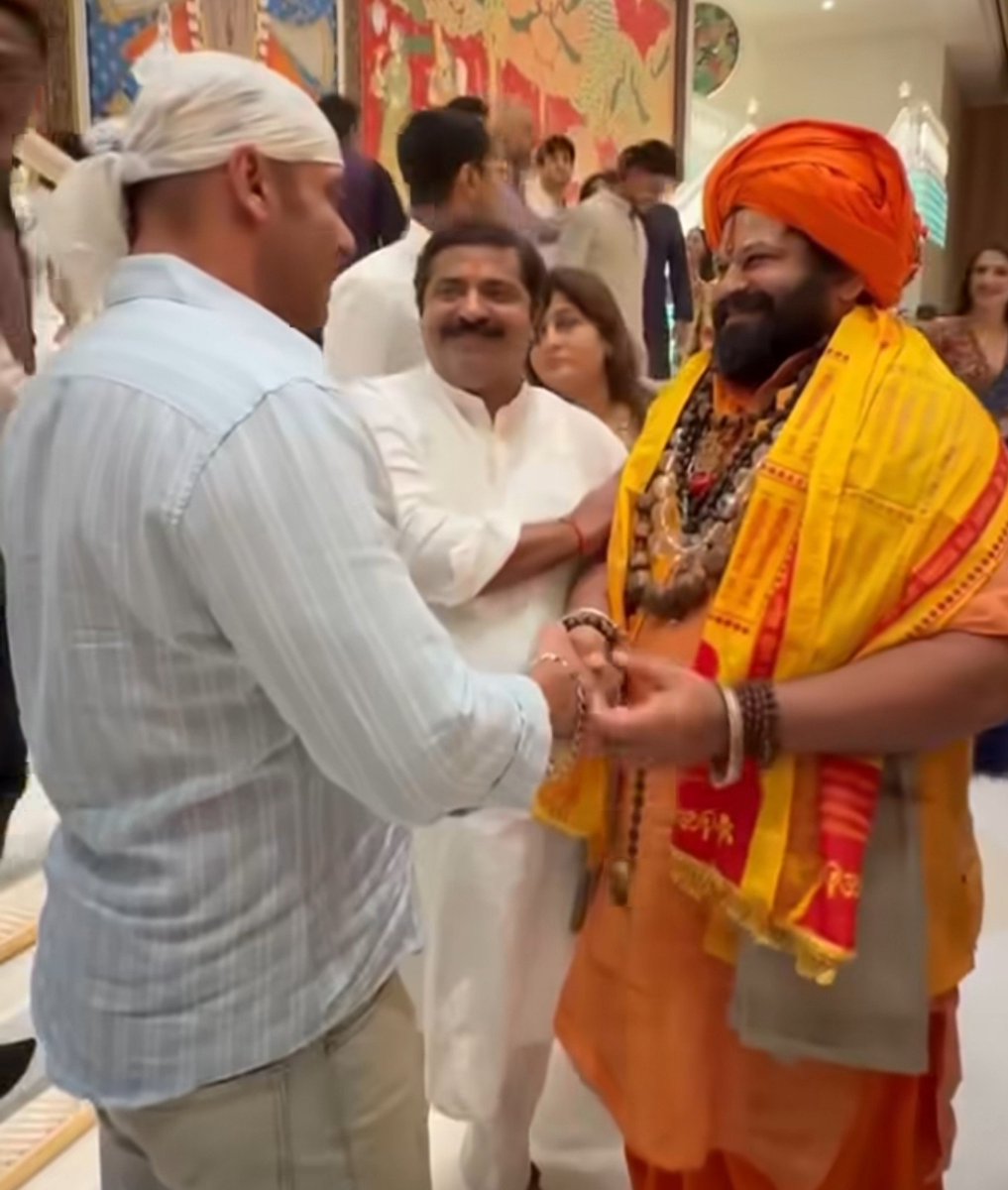 JaikyYadav16's tweet photo. ये राजूदास है जो अयोध्या में हनुमान गढ़ी का महंत हुआ करता था, खुद को बहुत बड़ा संत बताता था और  मुसलमानों से खूब नफरत करता था।

लेकिन मुकेश अंबानी के यहां गणेश चतुर्थी के अवसर पर जब ये भाईजान सलमान खान से मिला तो हाथ जोड़कर खड़ा हो गया। 😀

और खुशी चेहरे पर इतनी थी मानो वो अपने किसी बहुत ही खास रिश्तेदार से मिल रहा हो।

अभी कुछ दिनों पहले ही लाइव टीवी डिबेट में कांग्रेस के एक पिछड़े नेता पर गालियों की बौछार कर दी थी लेकिन मुकेश अंबानी जैसे लोग इसे अभी भी बड़ा संत मानते हैं।