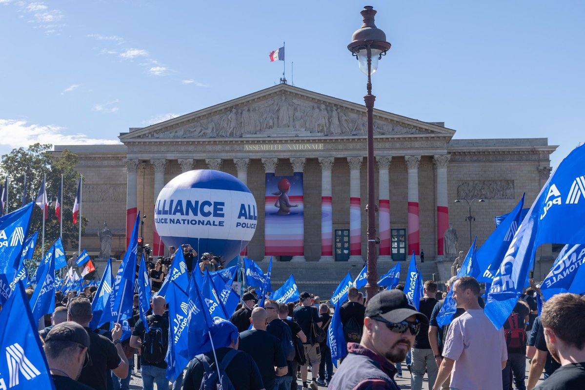 BrunoRetailleau's tweet photo. Je suis venu soutenir nos policiers.
Être leur ministre a été l’une des plus grandes fiertés de ma vie. J’ai côtoyé des femmes et des hommes qui ont un idéal français chevillé au corps, le sens du devoir et celui du sacrifice.
Ils nous protègent chaque jour. Ils méritent notre respect, notre reconnaissance et notre soutien.