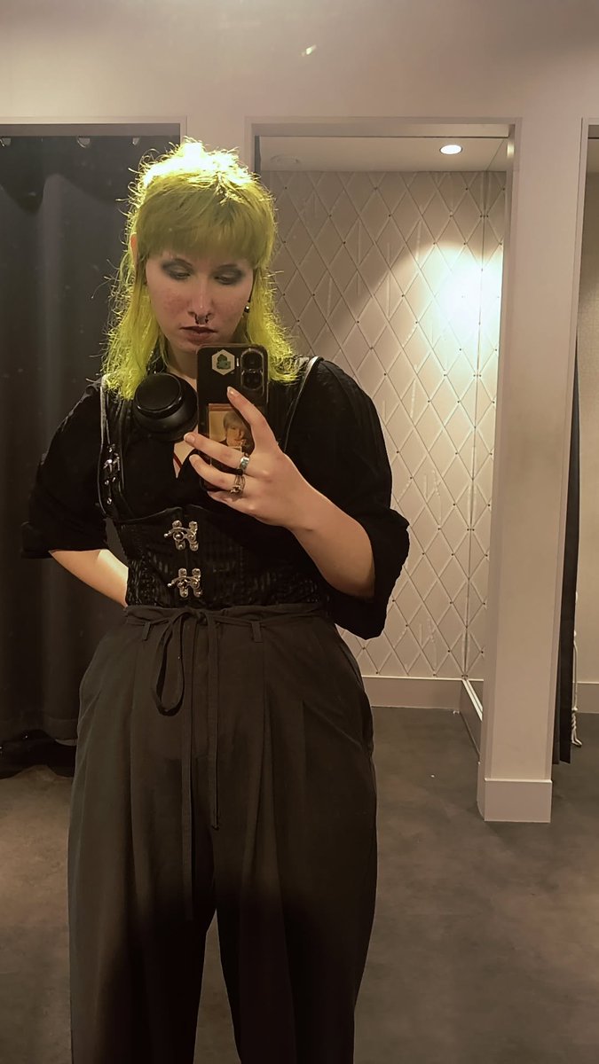 loki_doki_moki_'s tweet photo. I feel a little mor like myself✨

(ignore the weird pose 🧍) https://t.co/4jVG6Atgfo