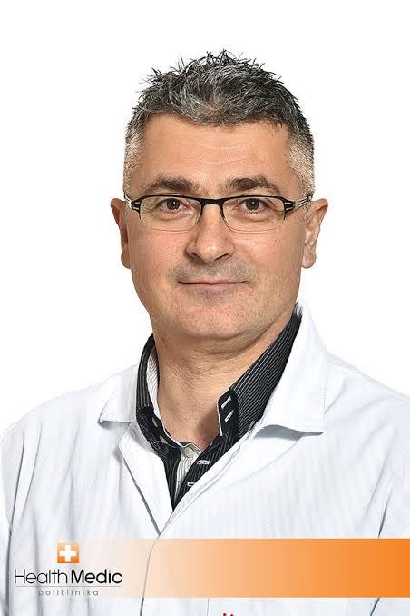 DoturLui's tweet photo. Vučića bi mogao smijeniti liječnik kardiolog koji se hvali da je ratovao od Krajine do Kosova.
Ako je bio vojni liječnik, kolegu pozdravljam jer je obavljao časnu i potrebnu dužnost, makar i u neprijateljskoj vojsci u tuđoj državi. Ali ako je sa puškom - ništa od nužne promjene https://t.co/zkStDW6tG4