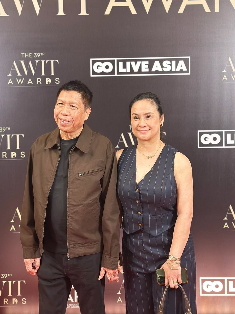 TV5PHOfficial's tweet photo. A night celebrating Filipino music wouldn’t be complete without one of its famous hitmakers! 🎶✨ Vehnee Saturno graces the #39thAwitAwards with wife Ladine Roxas! ❤
#AwitAwards #OPM #AwitAwardsOnePH https://t.co/gqIStGzRds