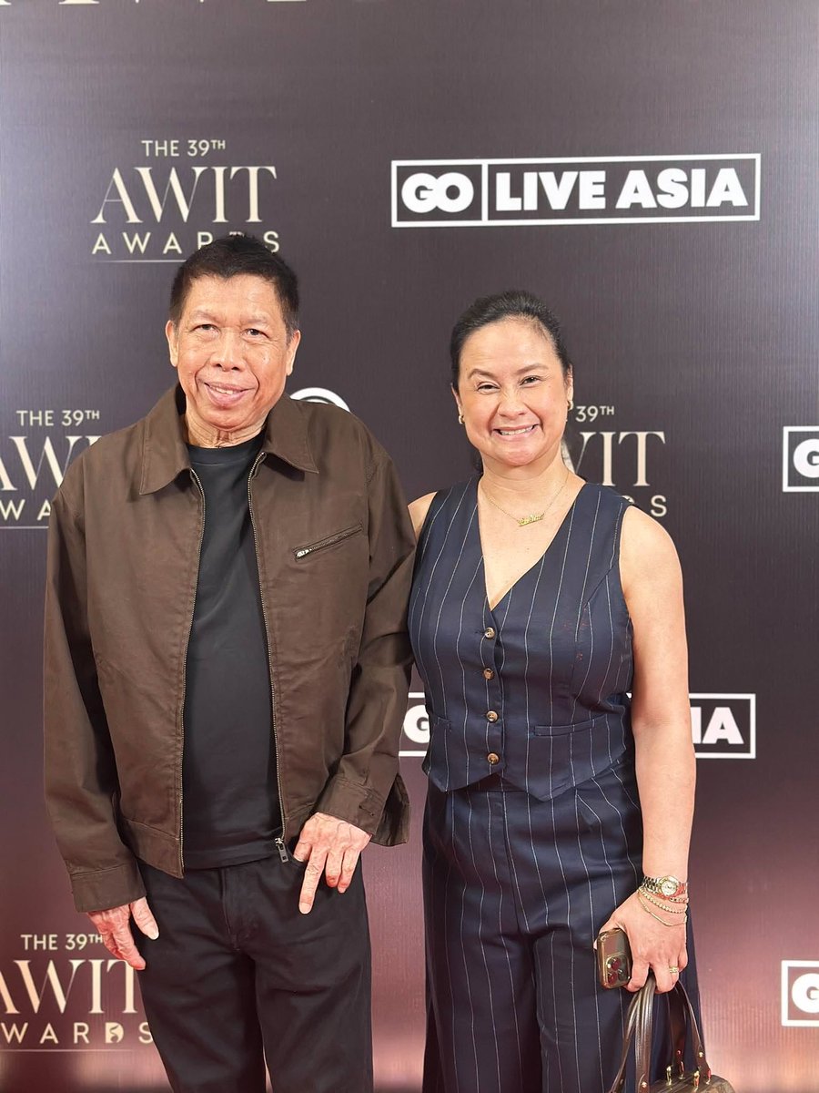 TV5PHOfficial's tweet photo. A night celebrating Filipino music wouldn’t be complete without one of its famous hitmakers! 🎶✨ Vehnee Saturno graces the #39thAwitAwards with wife Ladine Roxas! ❤
#AwitAwards #OPM #AwitAwardsOnePH https://t.co/gqIStGzRds