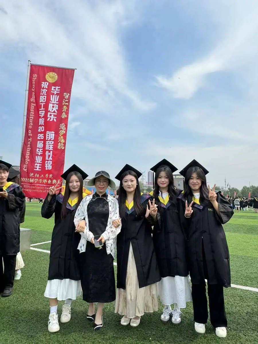 RobbiGeiszler's tweet photo. Sunsets, caps and gowns, and a whole lot of "remember whens"  This graduation marks the start of every wild, wonderful chapter I’ve been waiting for. Grateful for every laugh and lesson along the way. https://t.co/RcKdv9sF9T