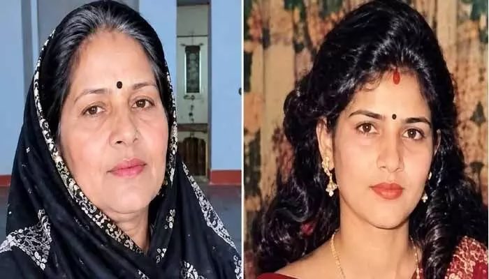 TeluguScribe's tweet photo. మహిళ కొంపముంచిన 80's ట్రెండ్

45 ఏళ్ల క్రితం నాటి దొంగను పట్టించిన వైరల్ ట్రెండ్

మధ్యప్రదేశ్ ఉజ్జయినిలో ఓ స్వర్ణకారుడి దుకాణంలో 45 ఏళ్ల క్రితం ఒక హారం దొంగలించి, అనంతరం తన పేరు మార్చుకుని జీవిస్తున్న మహిళ

ఇటీవల వైరల్‌గా మారిన 80's ట్రెండ్‌లో పాల్గొని తన ఫోటోను కూడా 80's ట్రెండ్‌కు అనుగుణంగా మార్���ి సోషల్ మీడియాలో పోస్ట్ చేసిన సదరు మహిళ

ఆ పోస్ట్ చూసి 45 ఏళ్ల క్రితం తన దుకాణంలో దొంగతనం చేసింది ఈమె అంటూ పోలీసులకు ఫిర్యాదు చేసిన స్వర్ణకారుడు

దీంతో పోలీసులు కేసు రీఓపెన్ చేసి మళ్లీ విచారించడంతో, తానే దొంగతనం చేసినట్టు ఒప్పుకున్న మహిళ