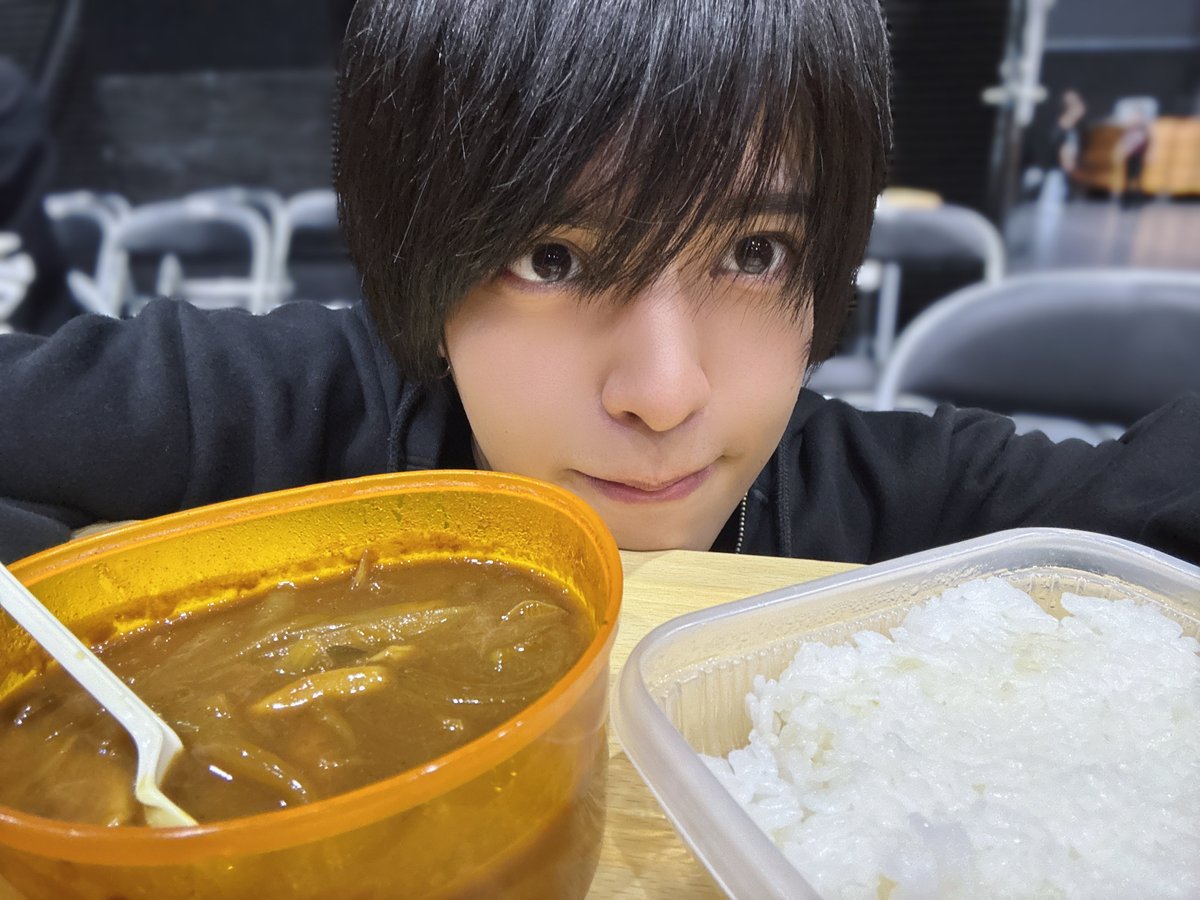 nkpn_yuki's tweet photo. あんでぃがカレー作ってきてくれた🍛
美味しくてバクバク食べてたら
ふーたにもあげるの忘れてたごめんよ https://t.co/avQ4eEglMf