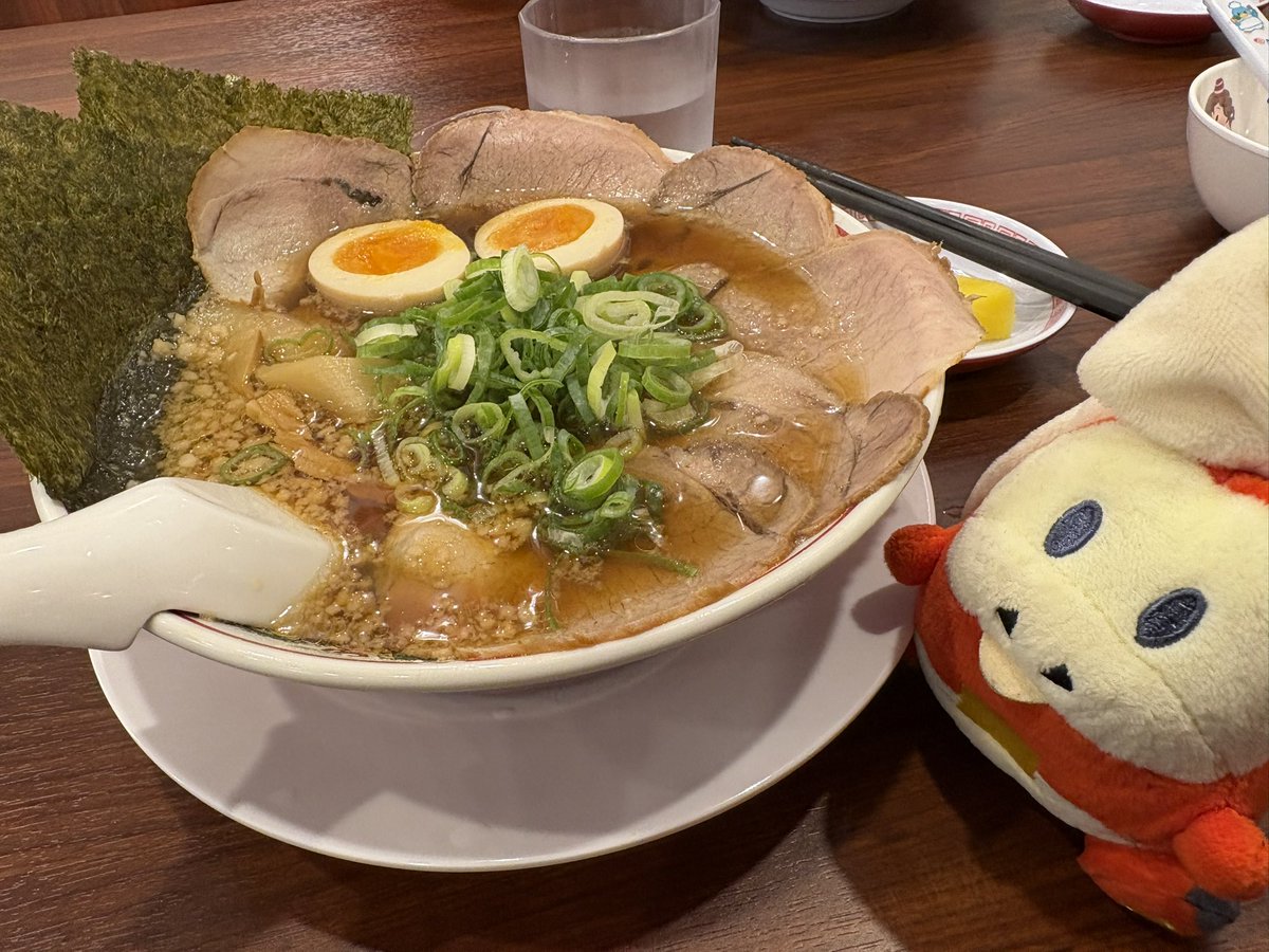 akane___collar's tweet photo. ラーメンはホゲータと！

近所にラーメン屋さんがオープンしたというので行ってきた！！！！

#ポケぬいもぐもぐ部 https://t.co/wcZsF1BfWt