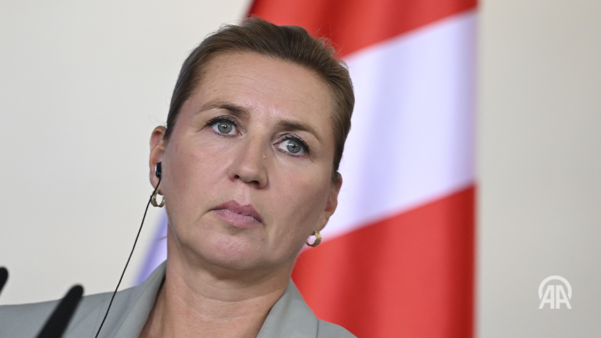 anadoluagency's tweet photo. 🇩🇰🇷🇺 Denmark summons Russian ambassador after Russian frigate allegedly fired 2 flares at Danish military helicopter during routine flight over international waters

🗣️ Prime Minister Mette Frederiksen calls incident ‘reckless,’ saying Russian actions are ‘meant to intimidate and divide’ but ‘they will not succeed’ https://t.co/A6XjpnkZ93