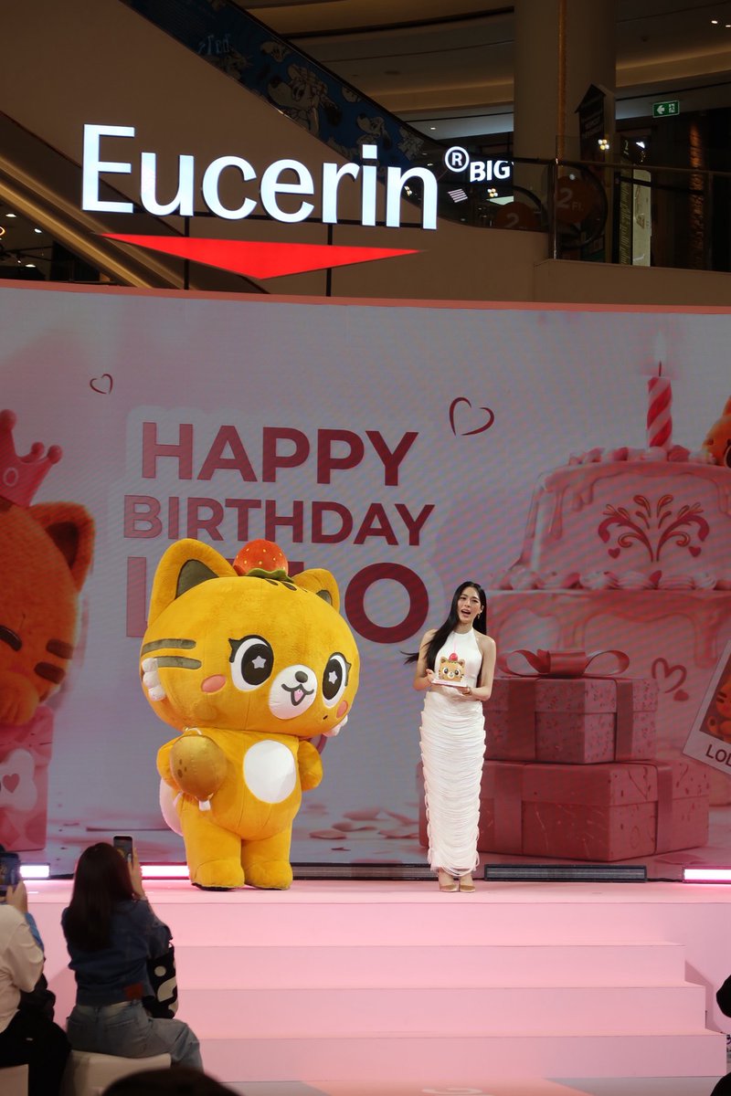 EucerinThailand's tweet photo. จบลงไปอย่างอบอุ่นและประทับใจที่สุด! 💖✨ ขอบคุณทุกพลังความรักที่แฟนๆ มาร่วมฉลองผิวไบร์ท No.1 กับ หม่าม้าหลิงคนสวย และ น้อง LOLO ที่ PARAGON ในงาน EUCERIN X Watsons วันนี้ แล้วพบกันใหม่โอกาสหน้านะคะ! 🥰

#EucerinNO1BrighteningCelebrationXLingLing #EucerinSpotlessxLingLing #EucerinThailand