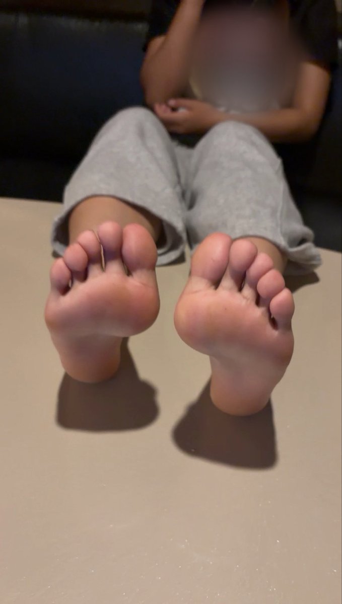 ashizuki3's tweet photo. 女性情報
学生
23センチ
ギリシャ���

詳細
その日は早朝からバイトがあったみたいで、夜にお会いしました！ご飯をご馳走してからカラオケ店へGO！ギャル系でとても優しいお方でした😌

強烈な匂いではなかったですが、一日中履いているということで、酸味を感じられ最高でした🥹

#踏み活　#足フェチ https://t.co/KO11XIsZXI