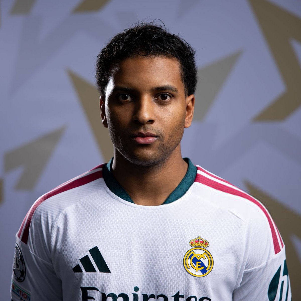 FootActu_2's tweet photo. 🚨🚨💣 RODRYGO 🇮🇳 VA FAIRE SON RETOUR SUR LES TERRAINS EN JANVIER 2027 !!! 🔙🤍

L'ailier indien rêve de revenir plus tôt, mais ses médecins lui conseillent autrement.

(@diarioas) https://t.co/V26PupPCJl