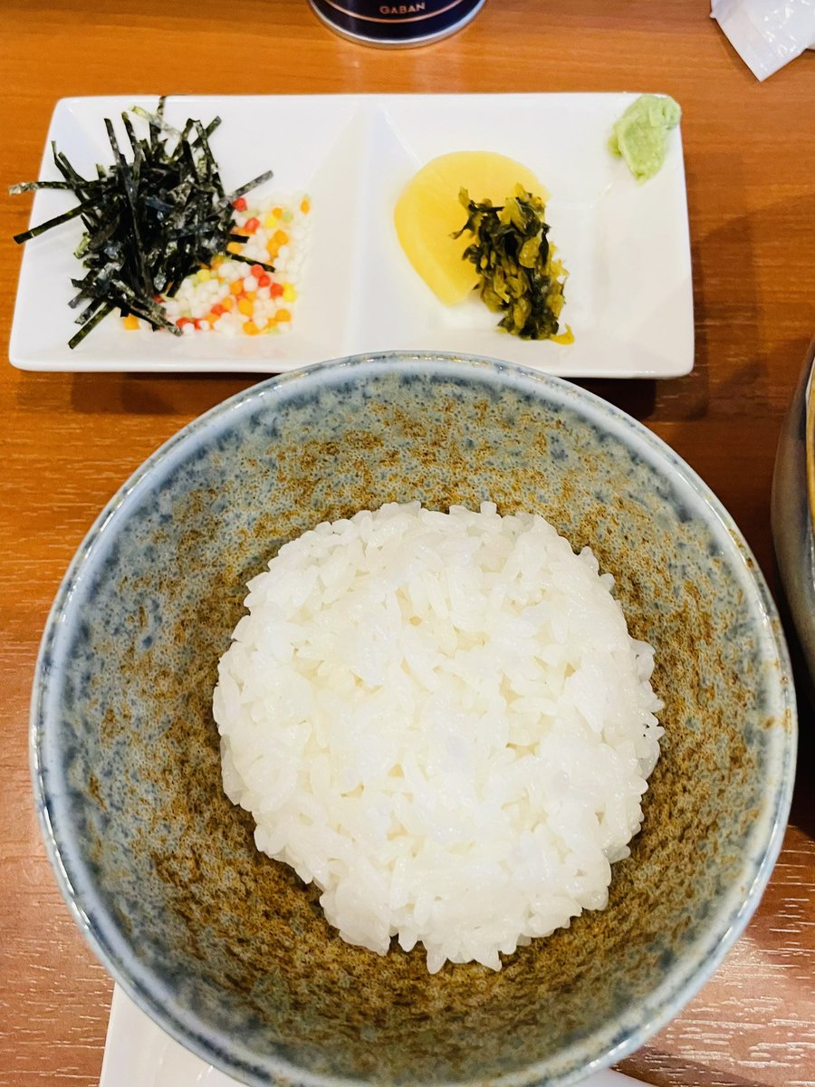 bloomramen's tweet photo. 自家製手もみ麺 鈴ノ木 さん　にて
期間限定 「夏 冷たい煮干しぶっかけ｣ 
+｢〆茶漬けセット｣ 最終日 塩
多彩な味わいのスープ!と共に麺や具も率直に嬉しい
“出汁氷” に温かいご飯とワサビの鮮烈さが絡む〆
実は今季は初めて頂いた
気温30℃超もあり夏の忘れ物を取り戻した気分

2026年百三十八杯目 https://t.co/Sj3Jn5293e