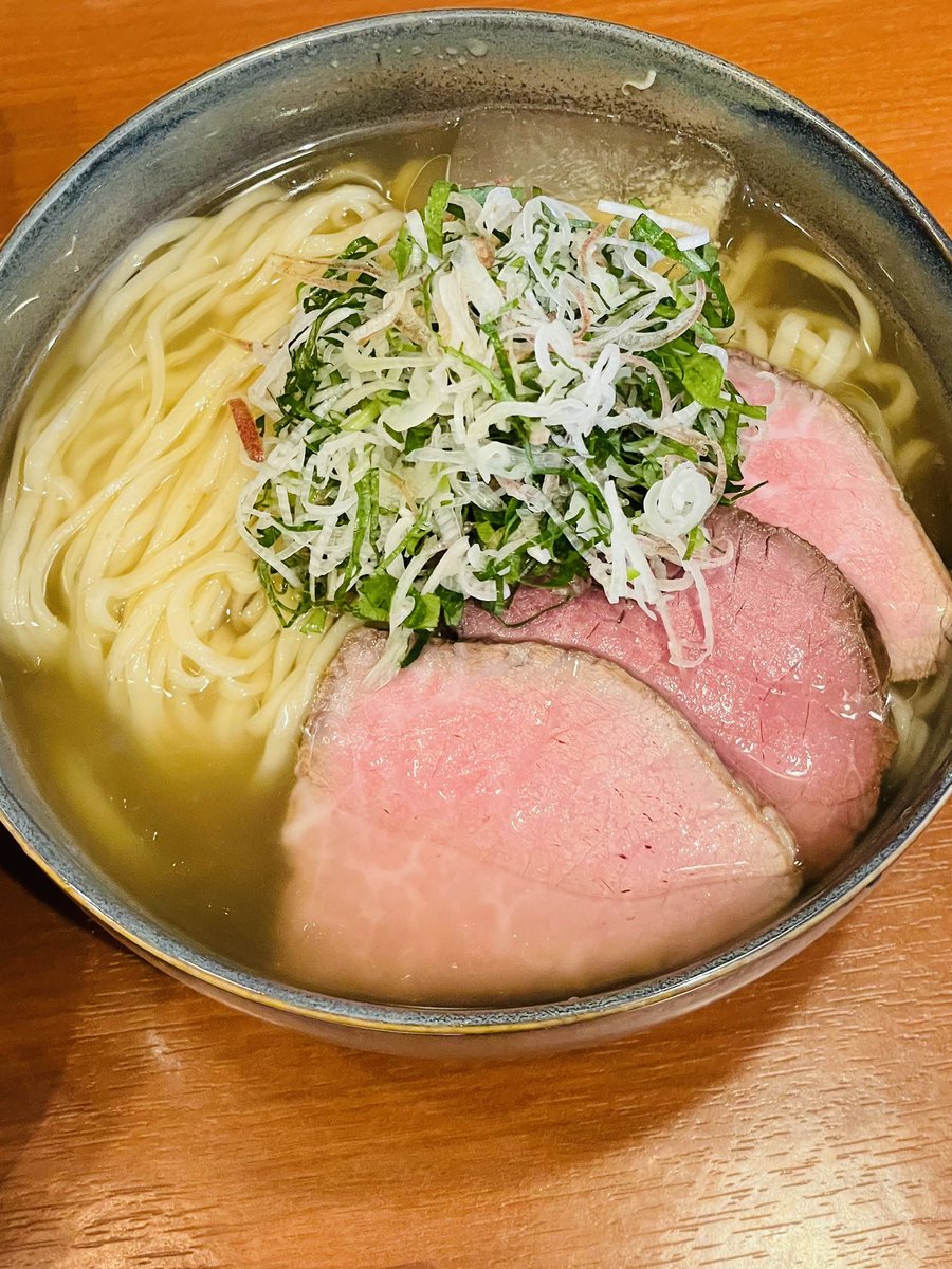 bloomramen's tweet photo. 自家製手もみ麺 鈴ノ木 さん　にて
期間限定 「夏 冷たい煮干しぶっかけ｣ 
+｢〆茶漬けセット｣ 最終日 塩
多彩な味わいのスープ!と共に麺や具も率直に嬉しい
“出汁氷” に温かいご飯とワサビの鮮烈さが絡む〆
実は今季は初めて頂いた
気温30℃超もあり夏の忘れ物を取り戻した気分

2026年百三十八杯目 https://t.co/Sj3Jn5293e