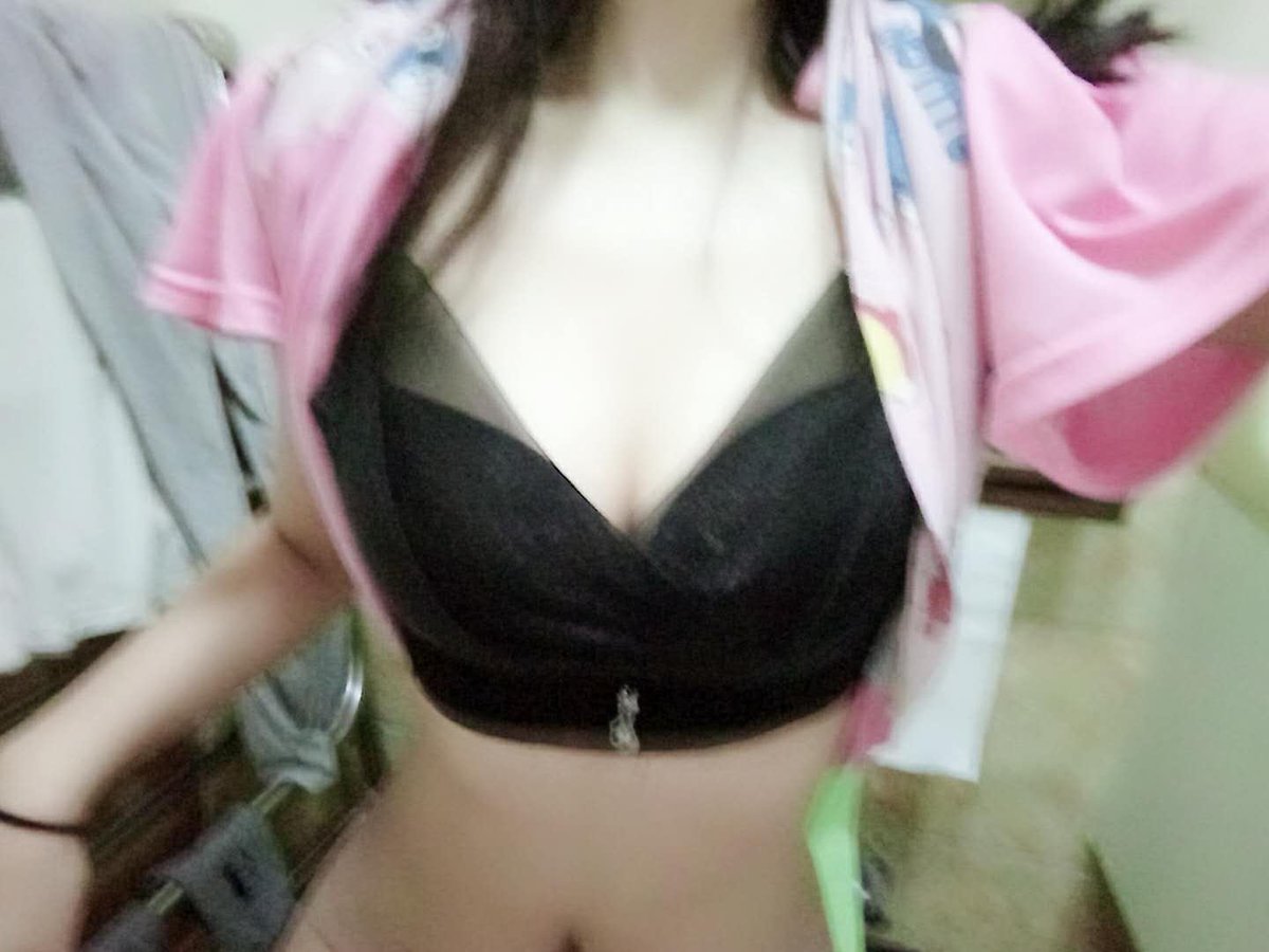 jeilx5's tweet photo. 在老手机里找到前女友的照���了 当年死活都不让我操 结果劈腿别人被我抓到了 #骚逼 #出轨 #绿帽 https://t.co/bAcg3lW216