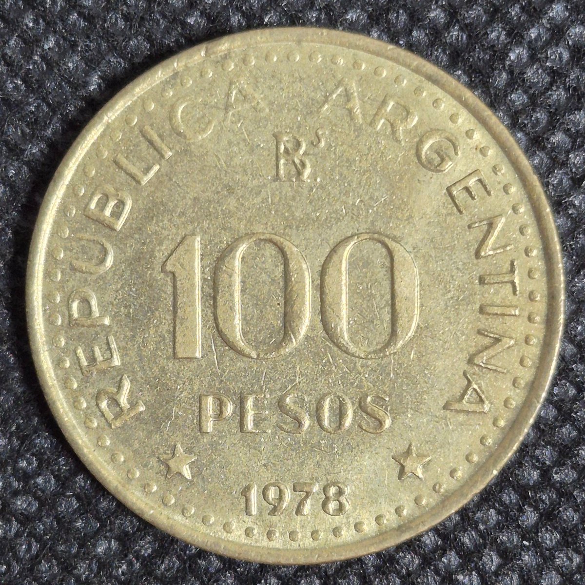 Onshi55's tweet photo. 購入品
アルゼンチン🇦🇷
こちらはデノミ後の硬貨で、100ペソの方が1970年から1983年まで流通したペソ・レイ、10ペソの方が1983年から1985年まで流通したペソ・アルヘンティーノです。
南米のデノミ硬貨を集めてみたくて購入してみました。
#おんしのコイン https://t.co/mSze04MCWP