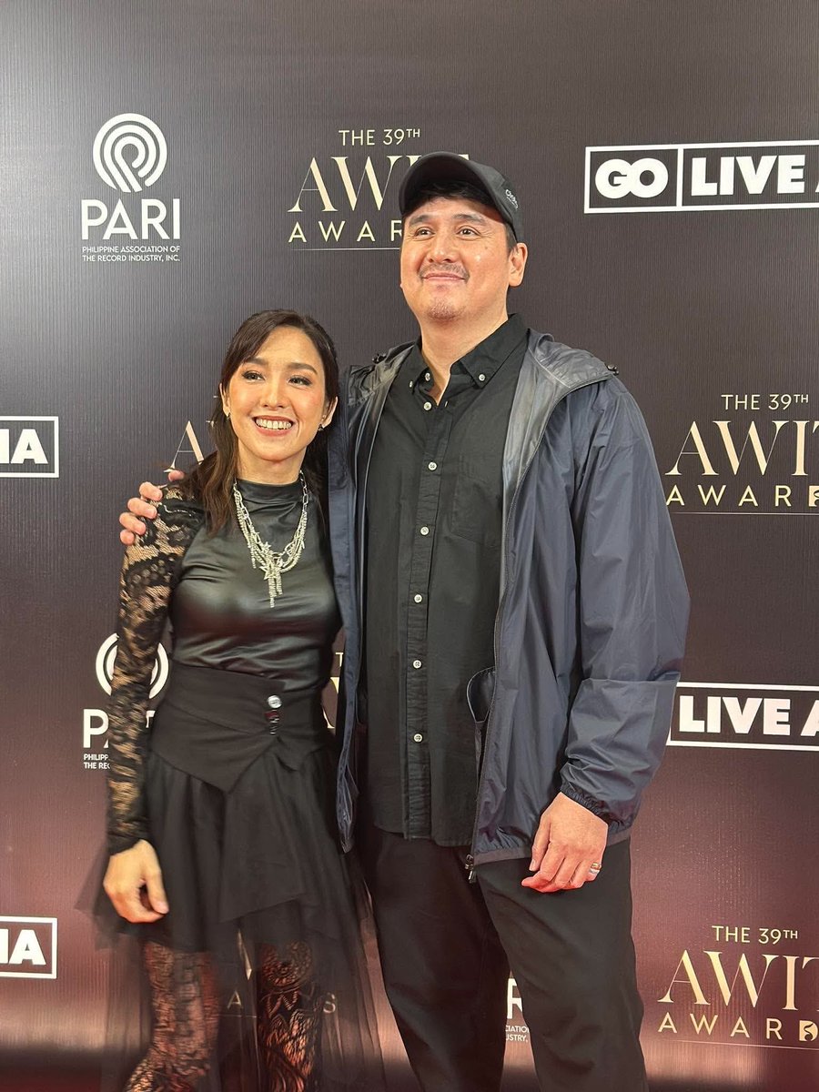 TV5PHOfficial's tweet photo. LOOK | All smiles si Barbie Almalbis kasama ang kanyang band and her hubby, Martin Honasan, sa #39thAwitAwards!
Barbie has two nominations for Best Alternative Recording and Best Cover Art.
#AwitAwardsOnePH https://t.co/wTTcq6fCuO