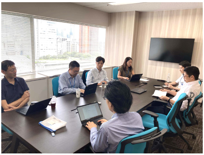 JIMECenter's tweet photo. ＊中東研座談会1/3＊ 
「イラン戦争の現在地：開戦から6カ月の現状と今後の展望」
イラン戦争開戦から半年の節目を前に、日本エネルギー経済研究所・中東研究センターは研究員による座談会を実施し、同戦争の現状と今後の展望について議論しました。その内容を全3回で掲載します。

第1部：中東諸国は戦争をどう見たか（以下抜粋）
  
・・・（遠藤）イランの体制は初期の激しい戦闘を何とか生き延びて、この体制が崩壊することはなかった。その要因というのは、何といってもやはりホルムズ海峡をイランが封鎖しことに求められるんだと思います。あれだけ「ホルムズ海峡の封鎖はない」と言われていたのに、それが実際に起きた。このことで、イランは軍事力では米・イスラエルに太刀打ちできなかったわけですけれども、エネルギー輸送の要衝、チョークポイントを押さえたことで戦略的に勝利した。 ・・・  

・・・（渡邊）レバノン戦線とのリンケージをイランが米国に認めさせることに成功した。この点は、イスラエルの観点からすると見逃せないかなと思います。イスラエルとレバノンのヒズブッラーは、2024年の11月に停戦合意を結んだわけですが、イスラエルはそのあともヒズブッラー対策として散発的に攻撃を続けてきました。それに対してイランは何もできていなかったわけなんですけれども、今回リンケージを認めさせることによって、米国からレバノンに対しても「（攻撃を）控えろ」という強い圧力を、イスラエルにかけさせることに成功した。・・・  

・・・（近藤）3月以降の流れを見るとサウジアラビアの外相はイランの外相ともかなり頻繁に電話会談をしています。この危機を対話によってコントロールするという方向性が、今日に至るまで基本的には維持されてきたのかなと思います。ですので、今回の攻撃があったからイランを恒久的な敵とみなすというわけではなくて、あくまでも対話して、イラン側の行動をコントロールするという動きを取っているということです。・・・