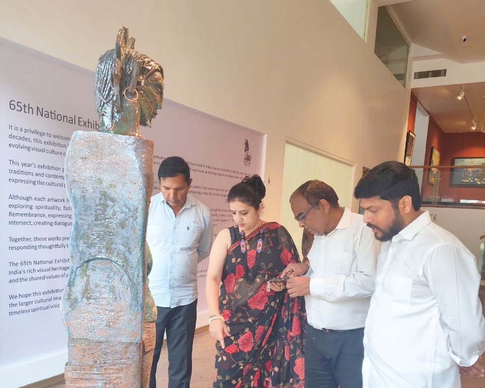 LalitKalaLKA's tweet photo. @PMOIndia @gssjodhpur @Rao_InderjitS @AmritMahotsav @MinOfCultureGoI @Secy_CultureGOI @KKMtweet During their visit, they viewed the diverse artworks on display and appreciated the creativity, artistic expression, and excellence reflected in the exhibited works.
(2/2)

#LalitKalaAkademi #65thNEA #NationalExhibitionOfArt #IndianArt #ArtAndCulture https://t.co/xvuj2bCavA