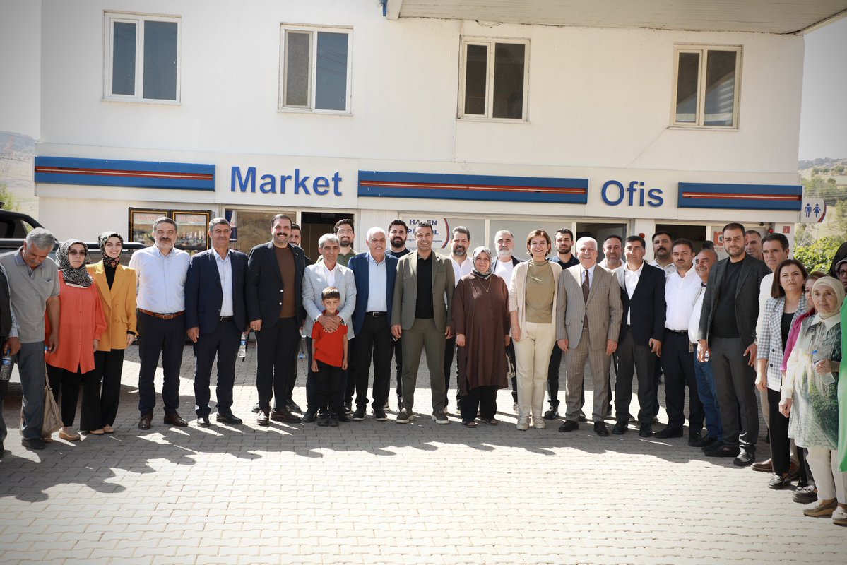 HamitSumer21's tweet photo. 📍 Çermik’te Gönül Gönüleyiz…

İlçe programlarımız kapsamında Milletvekilimiz Sayın Suna Kepolu Ataman, Çermik Belediye Başkanımız Şehmus Karamehmetoğlu, il başkan yardımcılarımız, ilçe teşkilatımız, kadın ve gençlik kollarımızla birlikte Çermik’te hemşehrilerimizle bir araya geliyoruz.

Sokak sokak, ev ev gönüllere dokunacak; hemşehrilerimizin talep ve beklentilerini dinleyerek gönül bağlarımızı daha da güçlendireceğiz.

Durmak yok; hizmete, millete ve gönüllere dokunmaya devam. 🇹🇷

@Akparti
@akpartidbakir

#Diyarbakır #Çermik