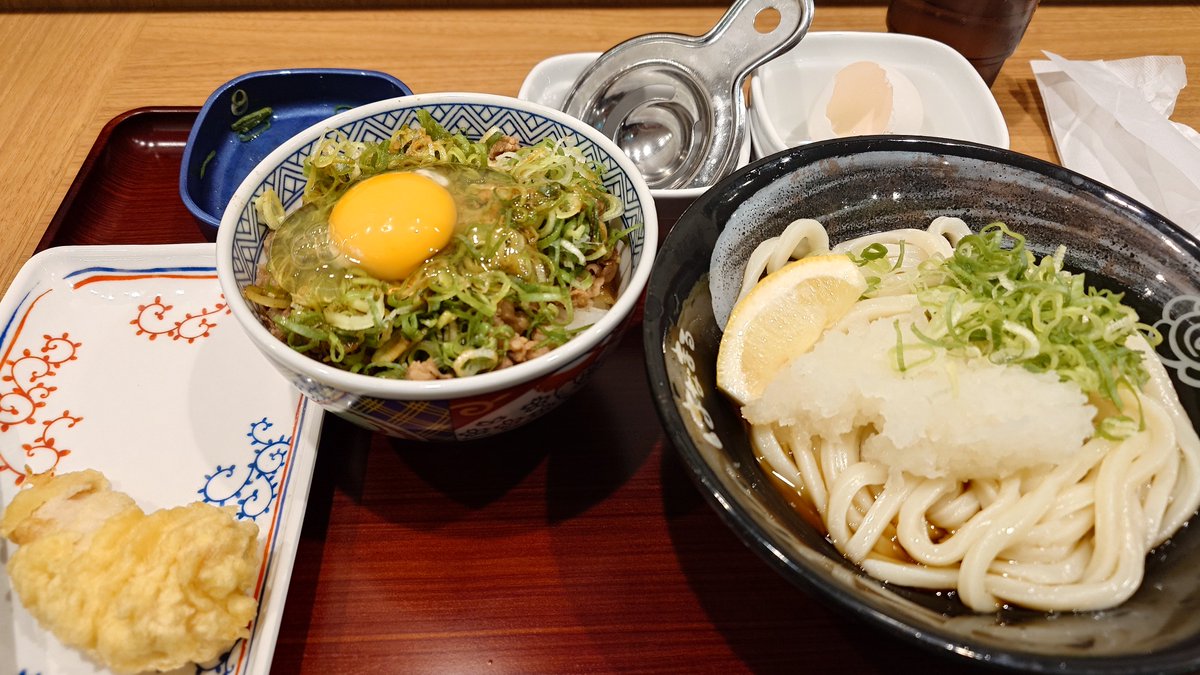 showta_jp's tweet photo. オープンしたから行ってきた
うどん+牛丼+鶏天頼んじゃったけど鶏天はいらんかったな
そしてなか卯の親子丼+細麺うどんの感覚で食べたら牛丼とはなまるの太いうどんがマッチしない…食べ合わせが悪いというか
食べるならどっちかだけで良い
ただ最寄り駅直結なのはめっちゃ便利 https://t.co/339bpBau6F