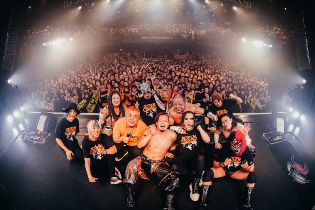 njpw_Fujita's tweet photo. なんとロットンフジタをPPVじゃなく、
WORLDで見れちゃうんだな〜 

ロットンフジタのすげー所はな〜
⚪︎入場時レスラーとの距離０センチ
⚪︎試合中リングとの距離10センチ
⚪︎入場を生演奏で見れる
⚪︎非日常をびたびたに感じれる
⚪︎仲間ができる

これなんだよね 
もっとあるけどもう面白そうだろ？

WORLDでのLIVE、プロレスの映像をみて
存分に羨ましがってください。

そしてもし……第2回があったら血眼になってチケット買って楽しみに来なさい！！
(第1回は超満員SOLD OUT)

 #ロットンフジタ