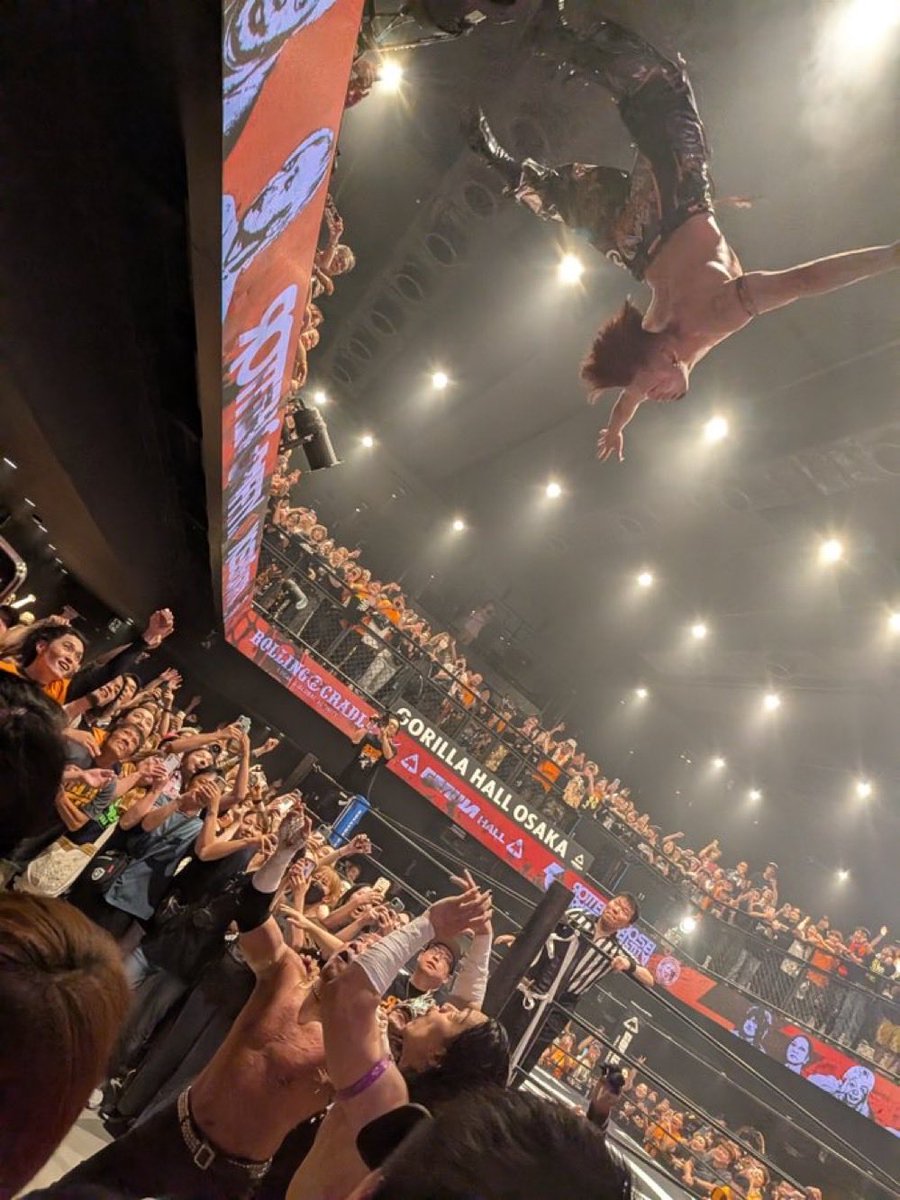 njpw_Fujita's tweet photo. なんとロットンフジタをPPVじゃなく、
WORLDで見れちゃうんだな〜 

ロットンフジタのすげー所はな〜
⚪︎入場時レスラーとの距離０センチ
⚪︎試合中リングとの距離10センチ
⚪︎入場を生演奏で見れる
⚪︎非日常をびたびたに感じれる
⚪︎仲間ができる

これなんだよね 
もっとあるけどもう面白そうだろ？

WORLDでのLIVE、プロレスの映像をみて
存分に羨ましがってください。

そしてもし……第2回があったら血眼になってチケット買って楽しみに来なさい！！
(第1回は超満員SOLD OUT)

 #ロットンフジタ