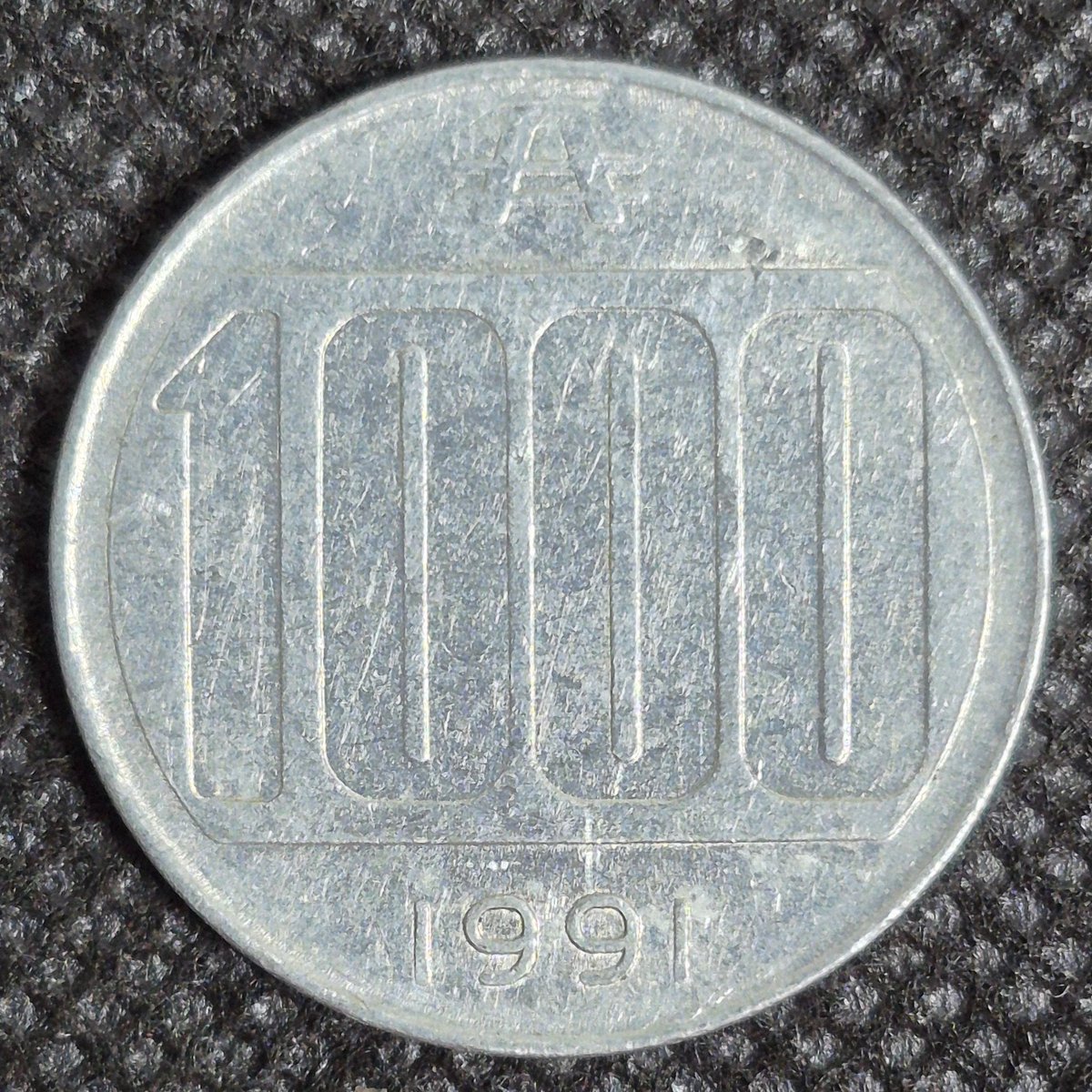 Onshi55's tweet photo. 購入品
アルゼンチン🇦🇷　1000アウストラル
1985年から1991年まで流通したアウストラルの硬貨です。
名称に唯一ペソが付かないデノミ硬貨です。
南米はなぜかこういったデノミ硬貨も比較的集めやすいので、せっかくなので勉強がてら収集しています。
#おんしのコイン https://t.co/5x2t3W6SoZ