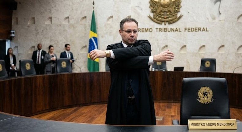 kwaires2002's tweet photo. Ministro André Mendonça já subiu pro aquecimento
O CLIMA VAI ESQUENTANDO, logo logo a bola rola em Brasília #TrSTF https://t.co/dlNI39EswJ