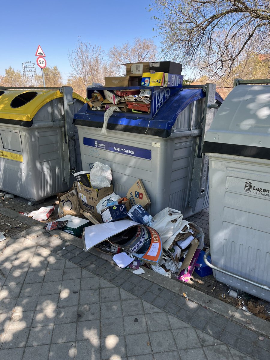 DLaAldeaAButarq's tweet photo. Hoy ya es martes y seguimos peor que el domingo @AytoLeganes pues otra vez de vuelta a casa con el papel para reciclar, hasta que les dé las ganas de pasar a recogerlo. @marecuencopp https://t.co/7EXTuLMKKp