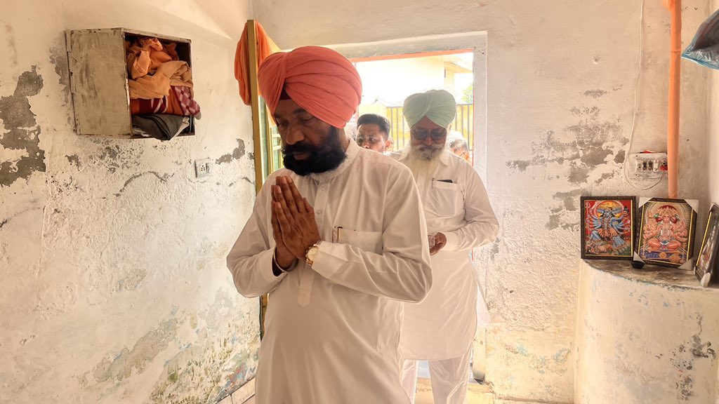 DrCharanjitAAP's tweet photo. ਹਲਕੇ ਦੇ ਲੋਕਾਂ ਦੀ ਨਿਰੰਤਰ ਸੇਵਾ ਅਤੇ ਹਰ ਇਲਾਕੇ ਦਾ ਸਰਵਪੱਖੀ ਵਿਕਾਸ ਕਰਵਾਉਣਾ ਹੀ ਮੇਰੀ ਮੁੱਖ ਪਹਿਲ ਹੈ। l

ਅੱਜ ਪਿੰਡ ਕਾਂਜਲਾ ਵਿਖੇ ਪਹੁੰਚ ਕੇ ਸਭ ਤੋਂ ਪਹਿਲਾਂ ਭਗਵਾਨ ਵਾਲਮੀਕਿ ਜੀ ਦੇ ਪਾਵਨ ਚਰਨਾਂ ਵਿੱਚ ਨਤਮਸਤਕ ਹੋ ਕੇ ਆਸ਼ੀਰਵਾਦ ਲਿਆ ਅਤੇ ਸਰਬੱਤ ਦੇ ਭਲੇ ਦੀ ਅਰਦਾਸ ਕੀਤੀ। 

ਇਸ ਉੱਪਰੰਤ ਪਿੰਡ ਵਾਸੀਆਂ ਨਾਲ ਇੱਕ ਵਿਸ਼ੇਸ਼ ਮੁਲਾਕਾਤ ਕੀਤੀ ਅਤੇ ਬੜੀ ਗੰਭੀਰਤਾ ਨਾਲ ਉਨ੍ਹਾਂ ਦੀਆਂ ਸਮੱਸਿਆਵਾਂ ਤੇ ਮੰਗਾਂ ਨੂੰ ਸੁਣਿਆ। ਮੀਟਿੰਗ ਦੌਰਾਨ ਨਗਰ ਨਿਵਾਸੀਆਂ ਨਾਲ ਮੁੱਖ ਮੰਤਰੀ ਸਰਦਾਰ ਭਗਵੰਤ ਸਿੰਘ ਜੀ ਮਾਨ ਦੀ ਅਗਵਾਈ ਹੇਠ ਮਾਨ ਸਰਕਾਰ ਵੱਲੋਂ ਚਲਾਈਆਂ ਜਾ ਰਹੀਆਂ ਲੋਕ-ਪੱਖੀ ਨੀਤੀਆਂ ਅਤੇ ਵਿਕਾਸ ਕਾਰਜਾਂ ਬਾਰੇ ਵੀ ਵਿਚਾਰ ਸਾਂਝੇ ਕੀਤੇ। ਮੈਂ ਸਮੁੱਚੇ ਪਿੰਡ ਵਾਸੀਆਂ ਨੂੰ ਭਰੋਸਾ ਦਿਵਾਇਆ ਹੈ ਕਿ ਸਰਕਾਰ ਦੇ ਸਹਿਯੋਗ ਨਾਲ ਪਿੰਡ ਦੀ ਹਰ ਇੱਕ ਜਾਇਜ਼ ਸਮੱਸਿਆ ਦਾ ਜਲਦ ਤੋਂ ਜਲਦ ਪਹਿਲ ਦੇ ਆਧਾਰ 'ਤੇ ਹੱਲ ਕਰਵਾਇਆ ਜਾਵੇਗਾ।  

#DrCharanjitSingh #SriChamkaurSahib #PindKanjla #BhagwanValmikiJi #PublicMeeting #JanSamarthan #MaanSarkar #BhagwantMann #AAPPunjab #LokSewa #Rupnagar