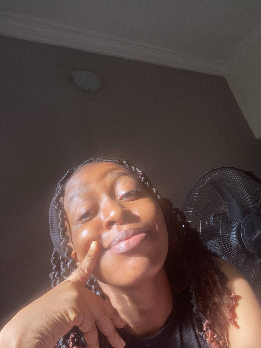 Chinasa444540's tweet photo. Just me and my asymmetrical face 😭 https://t.co/LXTnCcBszM