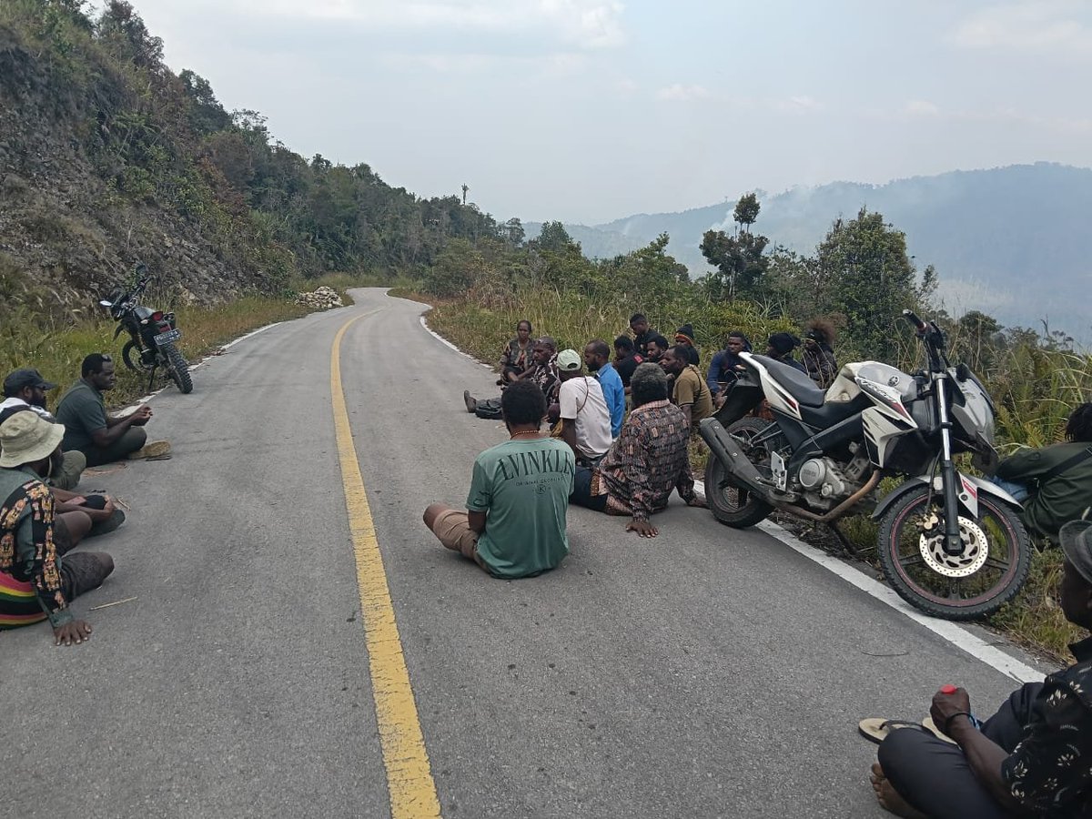 Papuadarkside's tweet photo. 🚨 Sopir lajuran Aris Sanda alias Bapak Tasya dilaporkan diduga ditahan sekelompok orang di pertigaan Danau Habema, Jayawijaya, Selasa (15/9) sekitar 07.00 WIT saat perjalanan Wamena–Mbua. Dua sopir lainnya dilepaskan. TNI-Polri masih mendalami kejadian.

https://t.co/2j2w9Vr8op https://t.co/zrHCUXfBk7