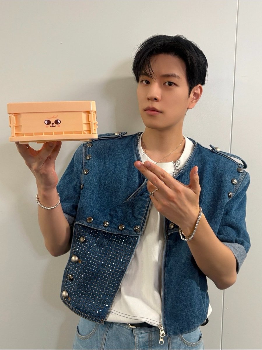 staysday6's tweet photo. seungmin really has the prettiest hands.. https://t.co/Os0sjAkPXX