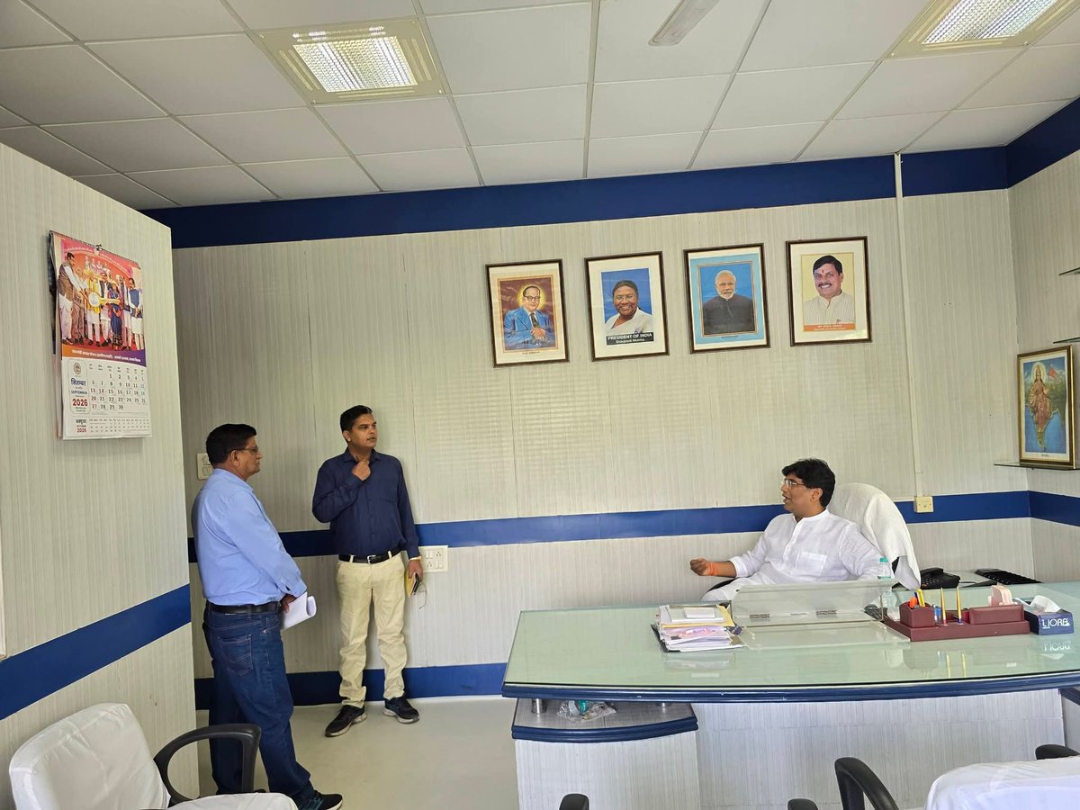 Saawansonkar's tweet photo. आज भोपाल कार्यालय में आगामी कार्ययोजनाओं को लेकर विभागीय अधिकारियों से चर्चा की। https://t.co/xMcwubiUkR