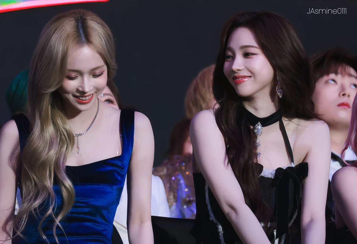 expresstothekwk's tweet photo. 사진 정리하다가 찾은 건데 이거 같은 날인데 여친, 딸, 친구 보는 시선 차이 개웃김 ㅋㅋㅋㅋㅋㅋ https://t.co/EJgTGVDbsr