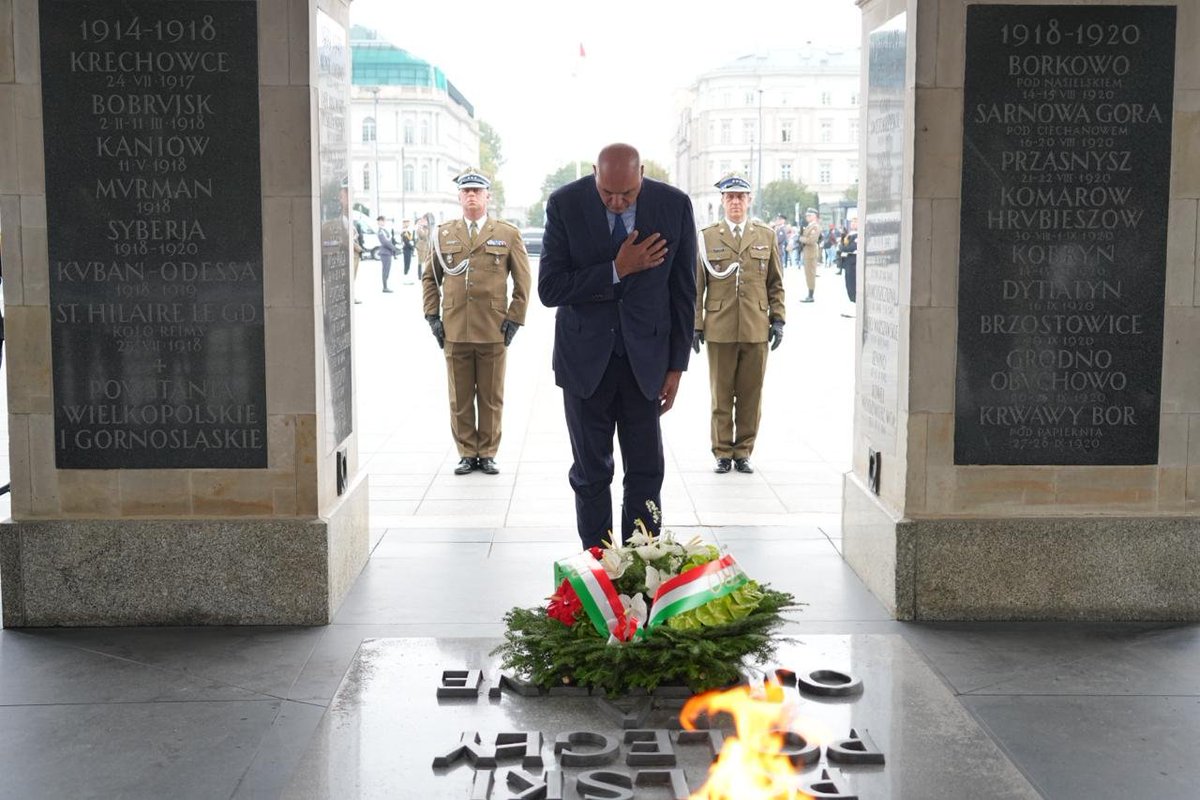 MinisteroDifesa's tweet photo. Visita ufficiale del Ministro @GuidoCrosetto in Polonia.

Dopo l’incontro con l’omologo polacco @KosiniakKamysz, il Ministro #Crosetto ha deposto una corona di fiori presso la Tomba del Milite Ignoto di Varsavia, rendendo omaggio ai Caduti. https://t.co/mTnaseOkjM