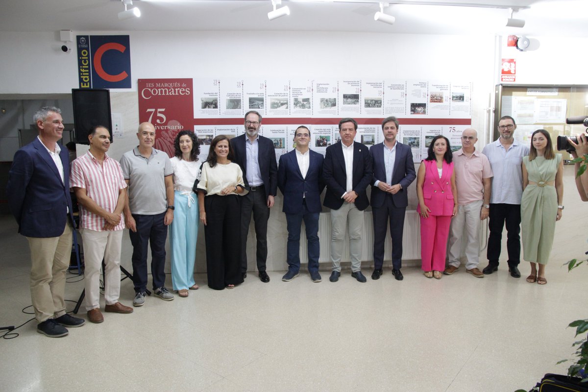 AytoLucena's tweet photo. #EDUCACIÓN 📚 | Arranca un nuevo curso para los 4.057 estudiantes de ESO, Bachillerato y Formación Profesional de Lucena.

El IES Marqués de Comares ha acogido el acto provincial de apertura coincidiendo con su 75 aniversario 👩‍🎓

¡Buen inicio de curso!

🔗 https://t.co/hLu7gThbNc https://t.co/909M6AJ0GJ