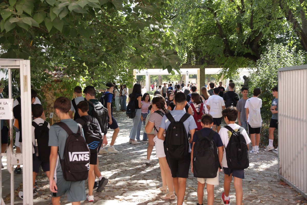 AytoLucena's tweet photo. #EDUCACIÓN 📚 | Arranca un nuevo curso para los 4.057 estudiantes de ESO, Bachillerato y Formación Profesional de Lucena.

El IES Marqués de Comares ha acogido el acto provincial de apertura coincidiendo con su 75 aniversario 👩‍🎓

¡Buen inicio de curso!

🔗 https://t.co/hLu7gThbNc https://t.co/909M6AJ0GJ