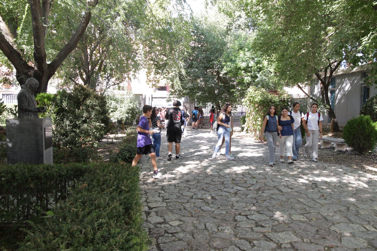 AytoLucena's tweet photo. #EDUCACIÓN 📚 | Arranca un nuevo curso para los 4.057 estudiantes de ESO, Bachillerato y Formación Profesional de Lucena.

El IES Marqués de Comares ha acogido el acto provincial de apertura coincidiendo con su 75 aniversario 👩‍🎓

¡Buen inicio de curso!

🔗 https://t.co/hLu7gThbNc https://t.co/909M6AJ0GJ