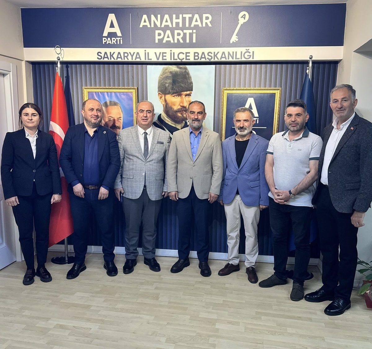 hakanyazctr's tweet photo. Tam Demokrasi Platformu Yönetim Kurulu Üyesi Mustafa Murat Karahan ve Ülke Postası gazetesi imtiyaz sahibi Şefik Arman'ı il başkanlığımızda ağırladık.Nazik ziyaretlerin dolayı kendilerine çok teşekkür ederim.
#ikincisezon
@yavuzagiraliog 
@tkeskinkilic 
@anahtarparti 
@AnahtarSakarya 
@ArmanSefik 
@UlkePostasi